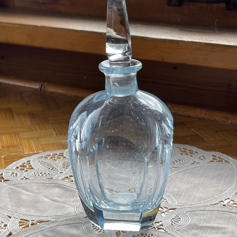 Vintage heavy crystal perfume bottle w/glass stopper - Picture 2 of 8